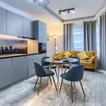 Wola Luxury דירה *
